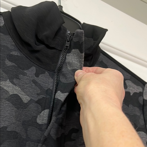 CAbi Women's Camouflage Jacket - Black and Gray Rarely Worn Excellent Condition - Picture 13 of 14